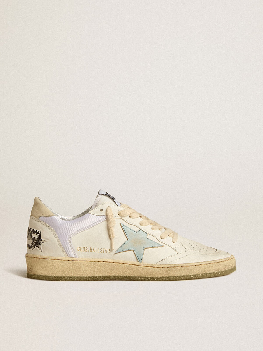 ball star em nylon e couro com estrela rosa e azul claro e detalhe bege no calcanhar.