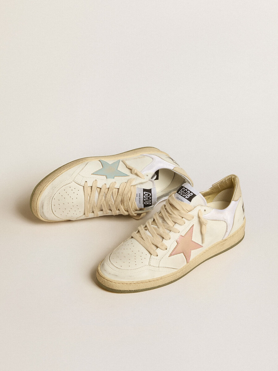 ball star em nylon e couro com estrela rosa e azul claro e detalhe bege no calcanhar.