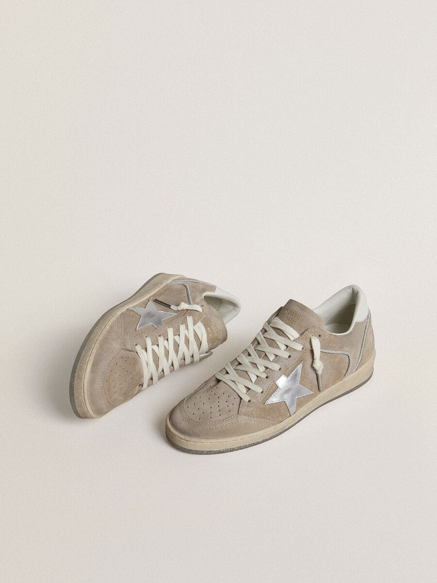 tênis ball star ltd feminino em camurça bege com estrela em couro metálico prateado e detalhe em couro branco no calcanhar.