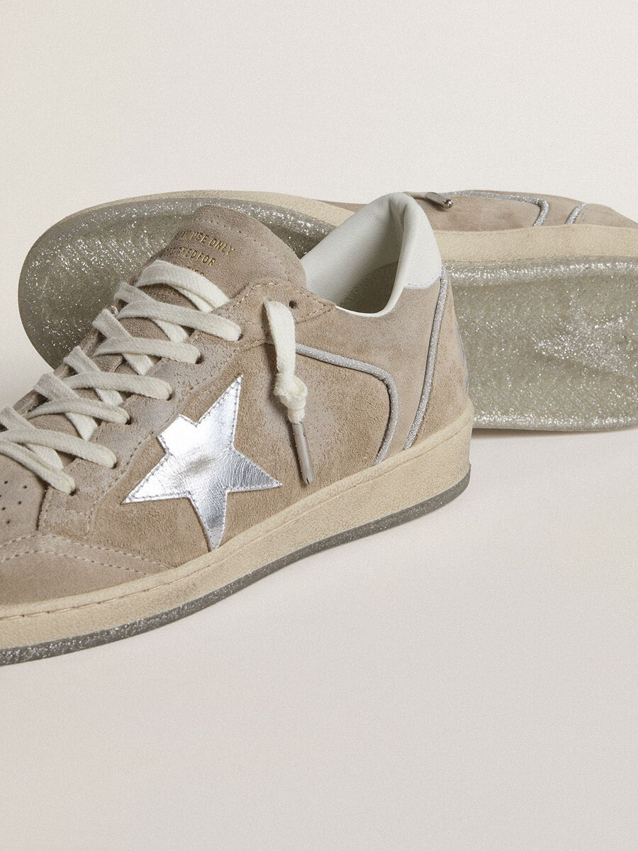tênis ball star ltd feminino em camurça bege com estrela em couro metálico prateado e detalhe em couro branco no calcanhar.
