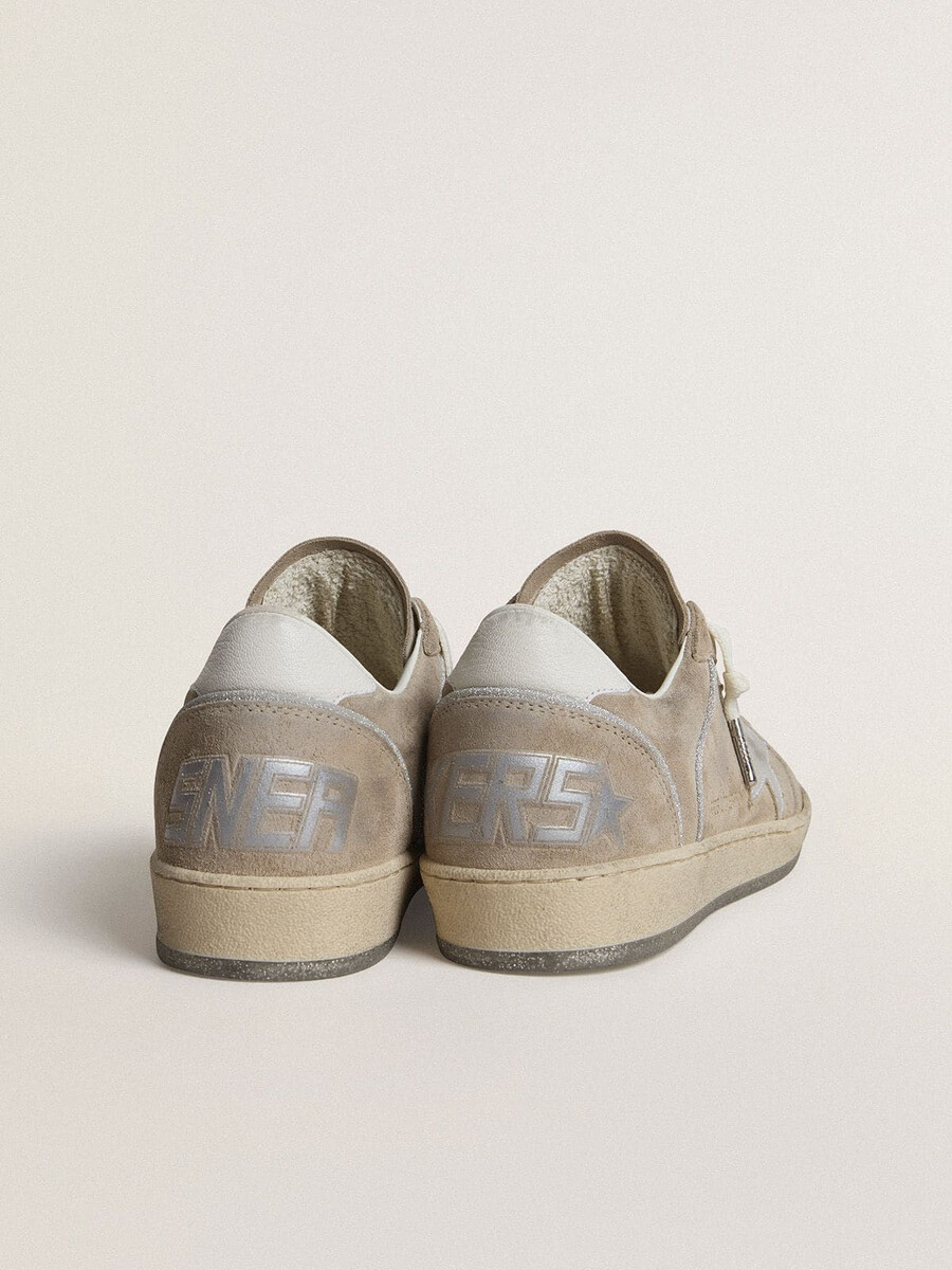 tênis ball star ltd feminino em camurça bege com estrela em couro metálico prateado e detalhe em couro branco no calcanhar.
