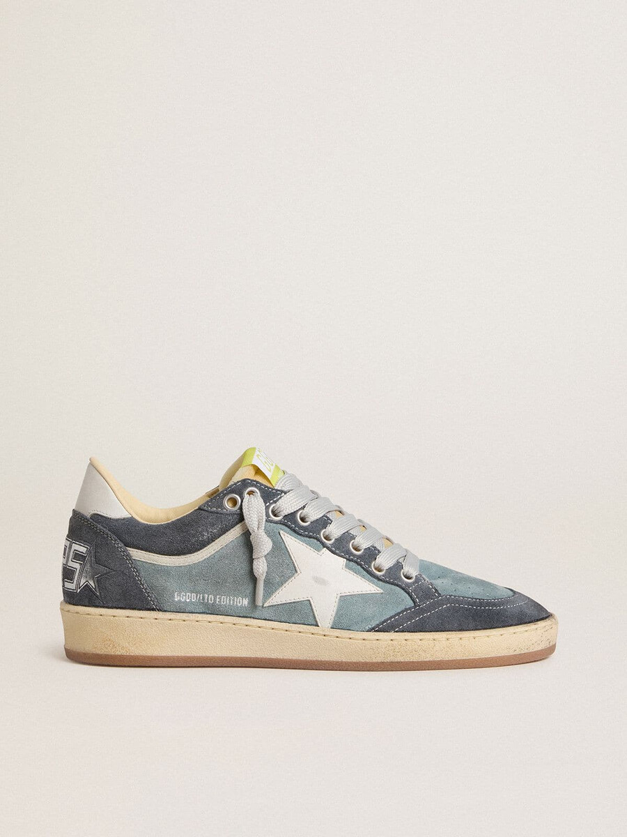 tênis ball star ltd feminino em camurça azul-clara com estrela em couro branco-leite e detalhe no calcanhar.