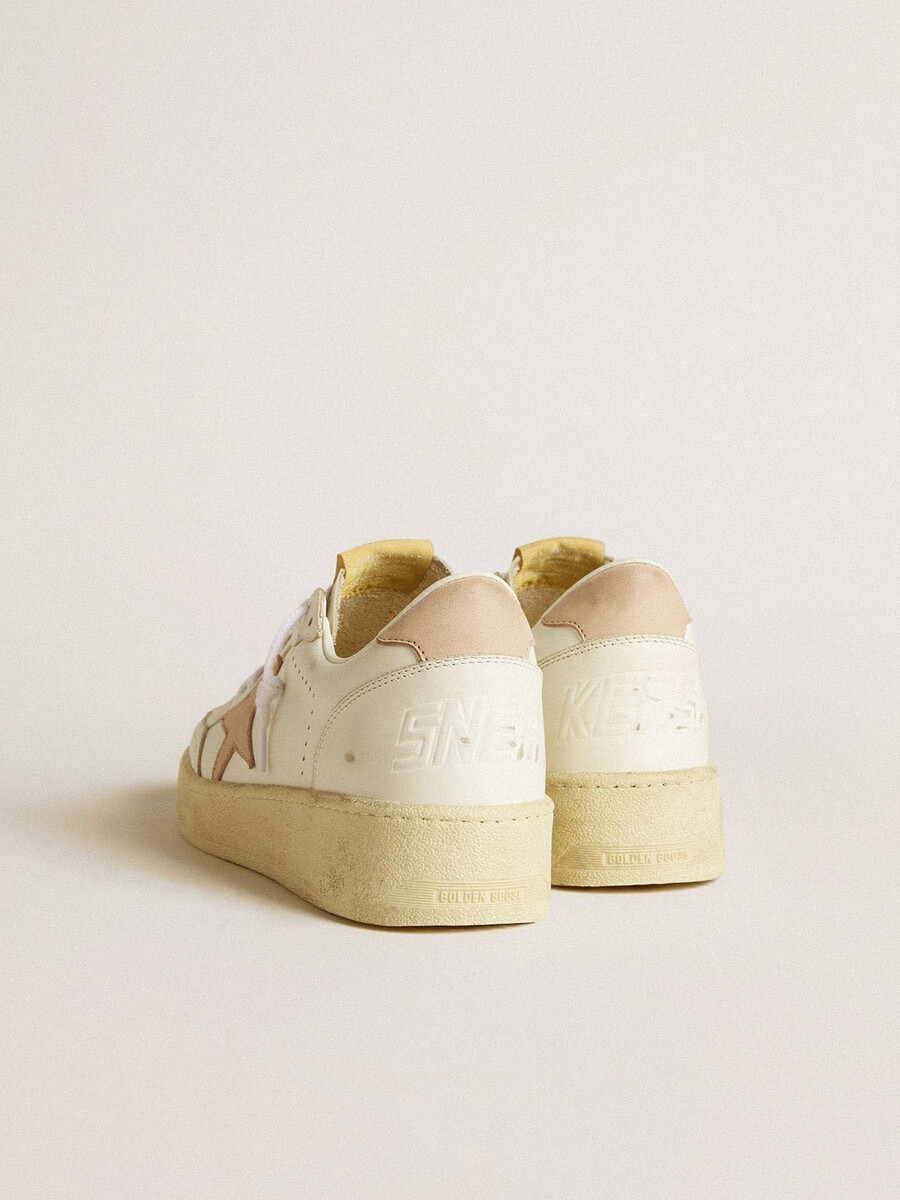 tênis ball star feminino com estrela em nobuck rosa e detalhe no calcanhar.