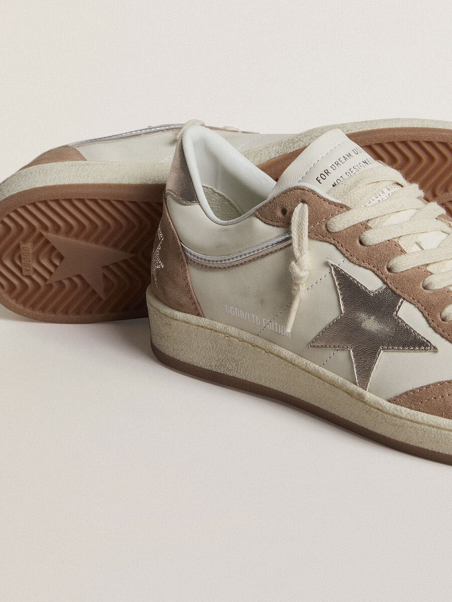 tênis ball star ltd em couro napa branco e camurça rosa antigo com estrela em couro prateado metálico e detalhe no calcanhar.