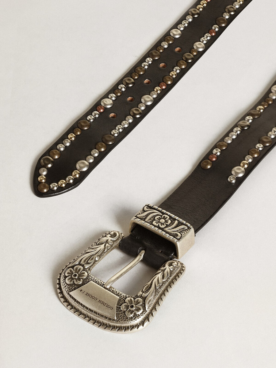 cinto feminino em couro preto com tachas.