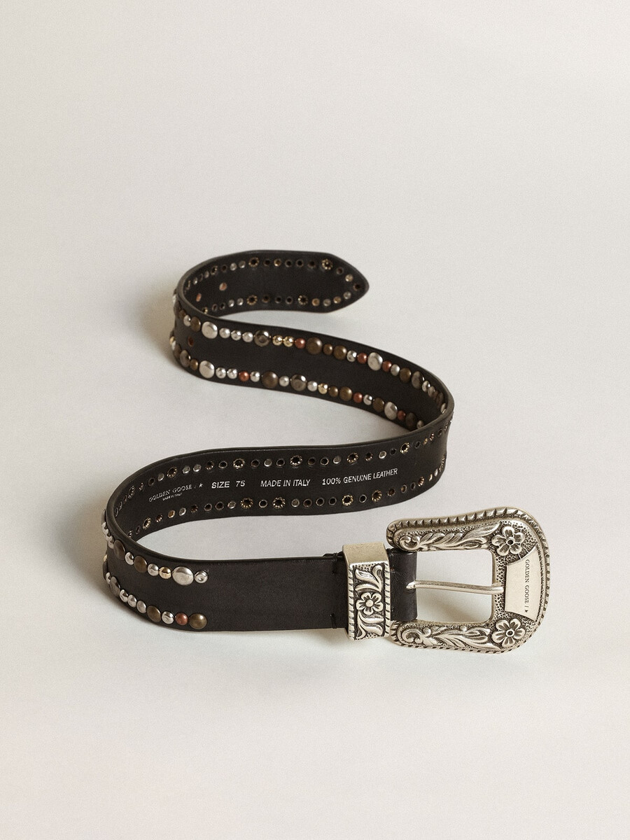 cinto feminino em couro preto com tachas.