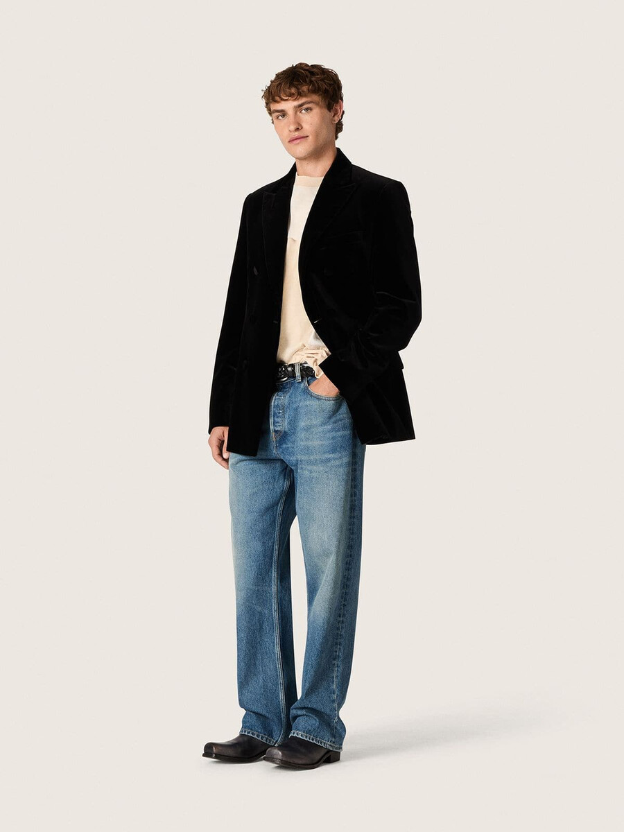 blazer masculino de veludo preto com abotoamento duplo e lapelas de cetim preto.
