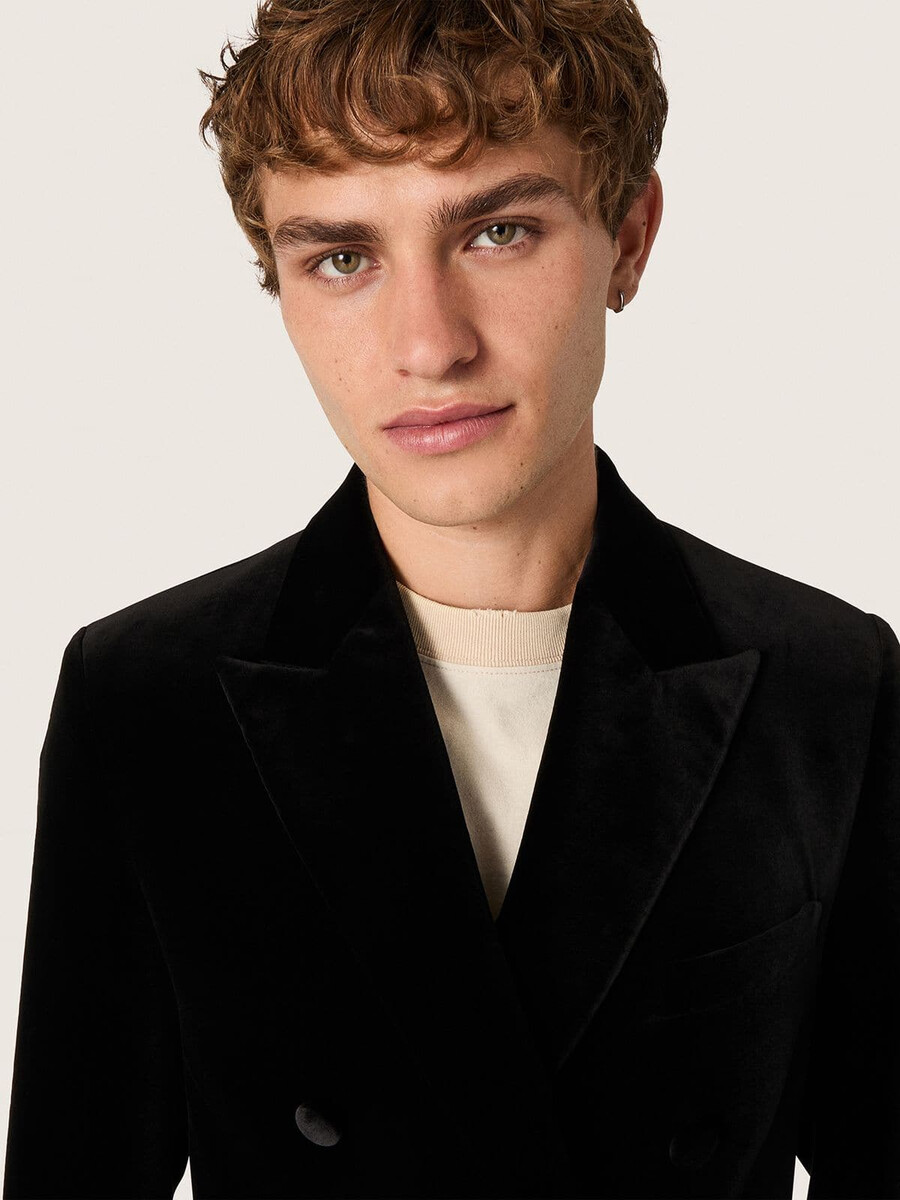 blazer masculino de veludo preto com abotoamento duplo e lapelas de cetim preto.