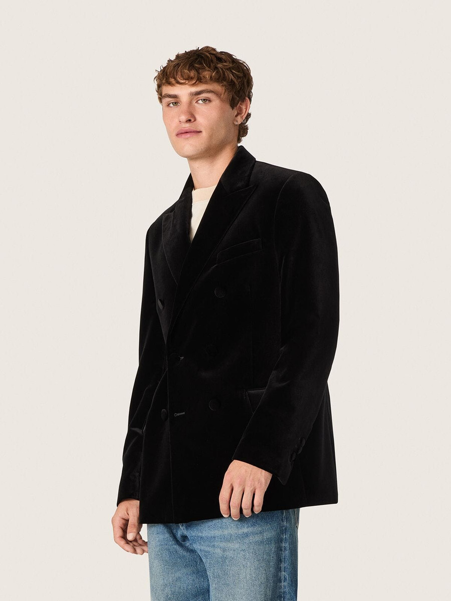 blazer masculino de veludo preto com abotoamento duplo e lapelas de cetim preto.