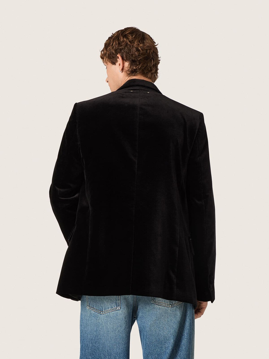 blazer masculino de veludo preto com abotoamento duplo e lapelas de cetim preto.