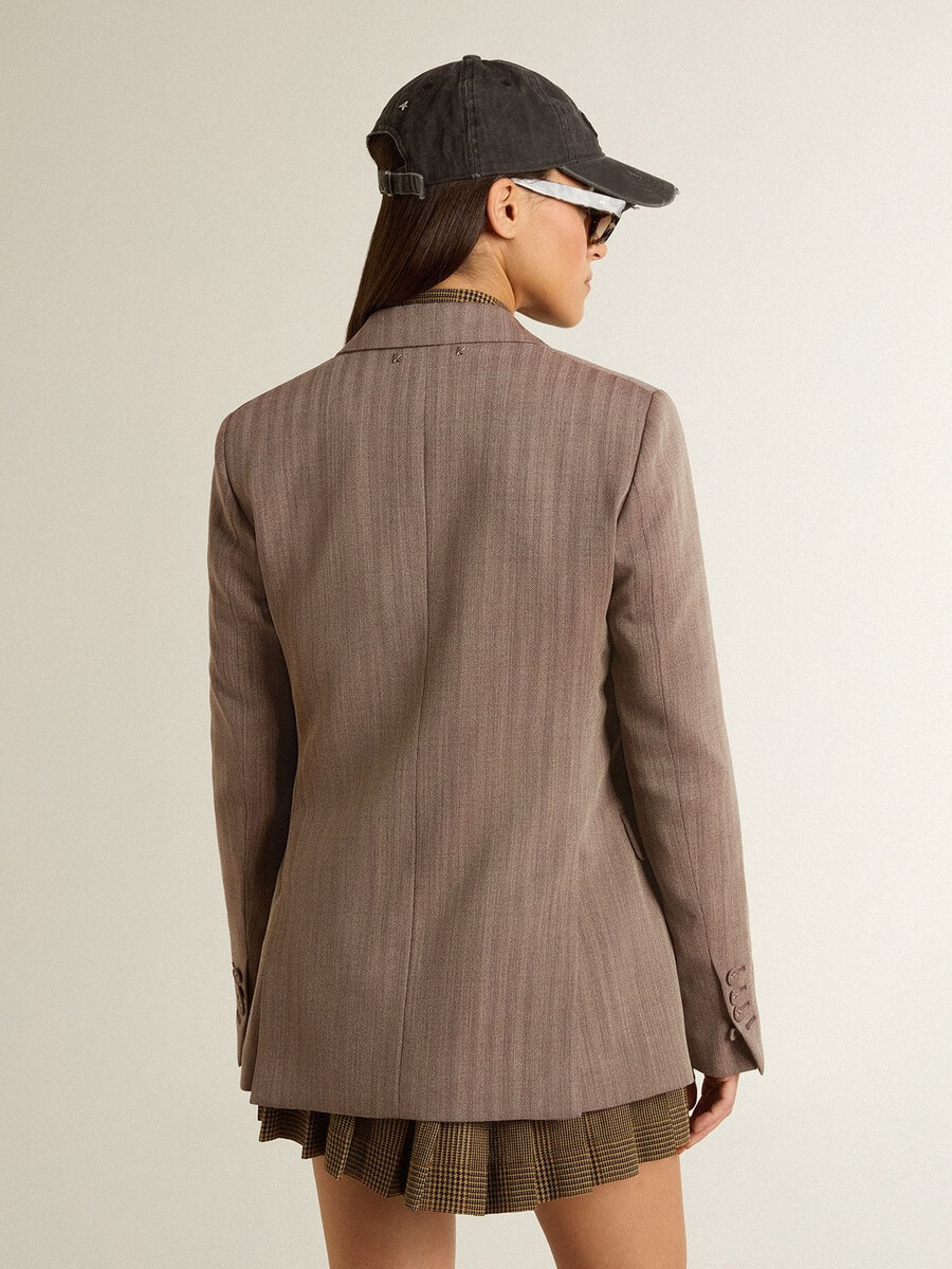 blazer feminino de abotoamento duplo em mistura de lã bege com padrão chevron