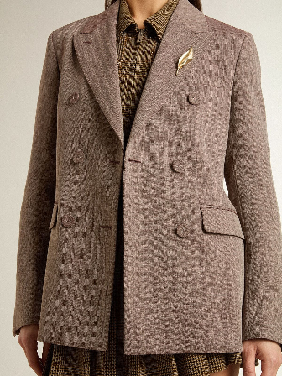 blazer feminino de abotoamento duplo em mistura de lã bege com padrão chevron