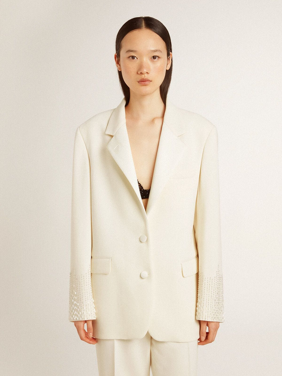 blazer oversized de abotoamento simples em branco com efeito seda e bordados.