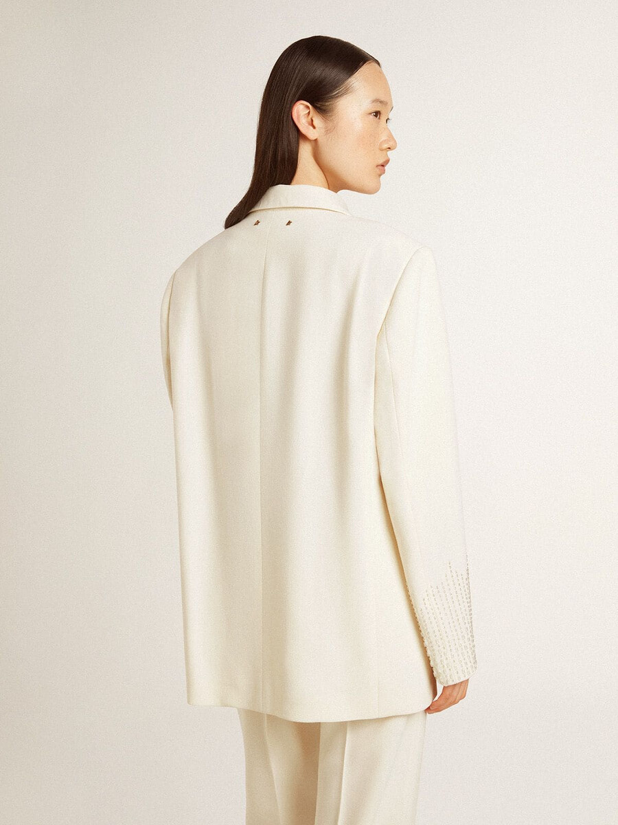 blazer oversized de abotoamento simples em branco com efeito seda e bordados.
