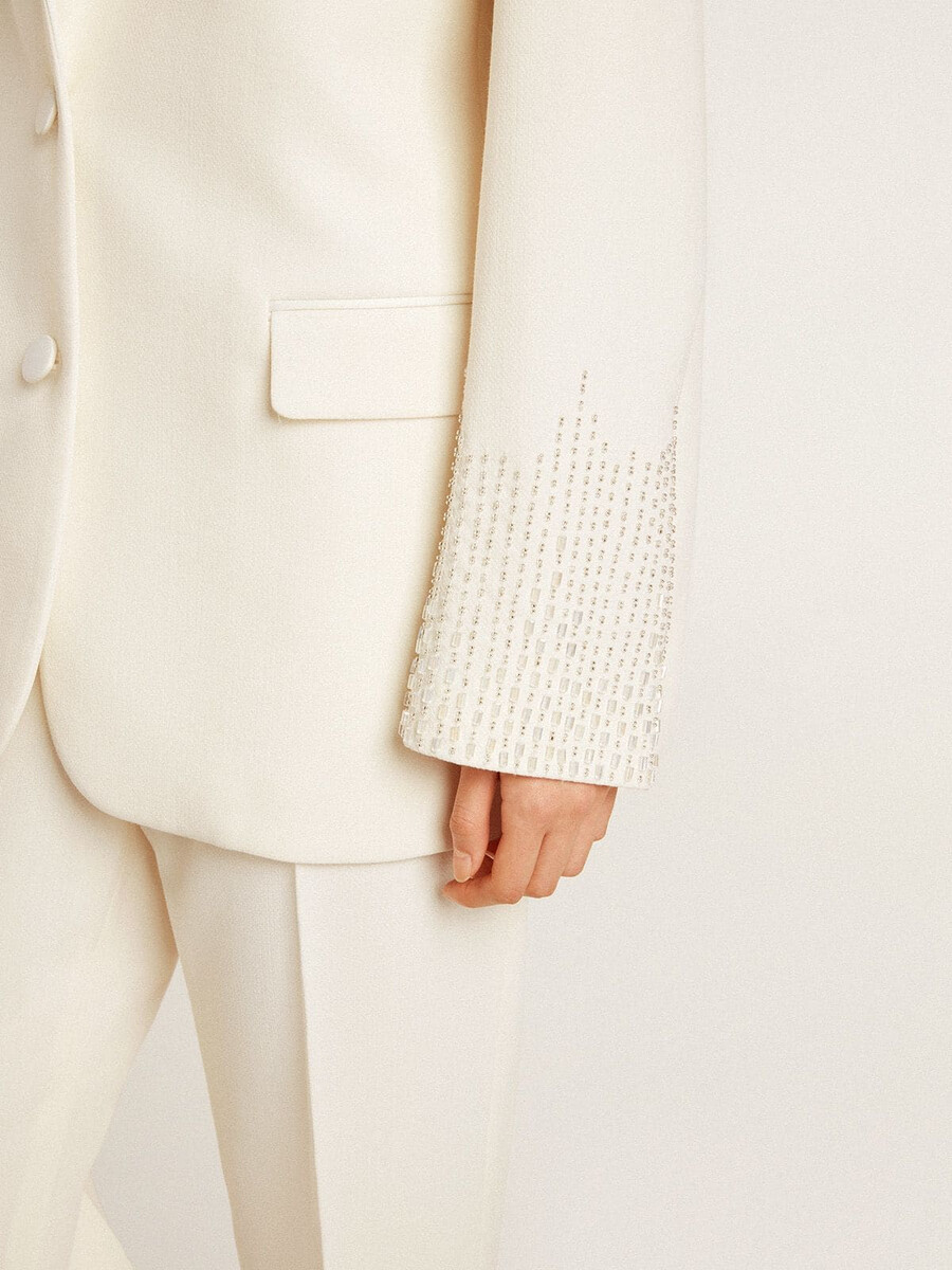 blazer oversized de abotoamento simples em branco com efeito seda e bordados.