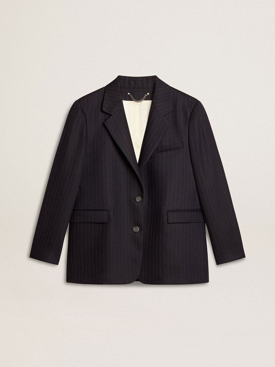 blazer feminino azul-marinho de lã com abotoamento simples.