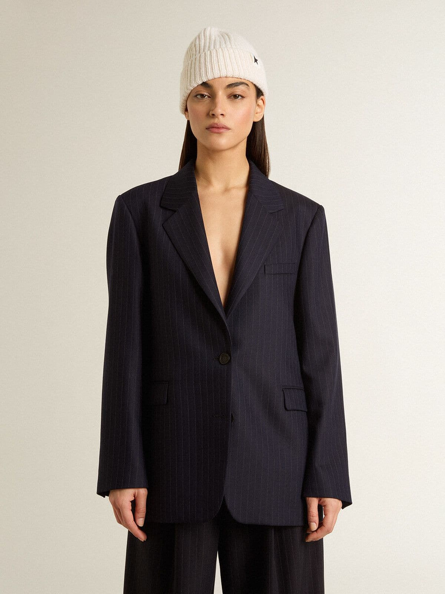 blazer feminino azul-marinho de lã com abotoamento simples.