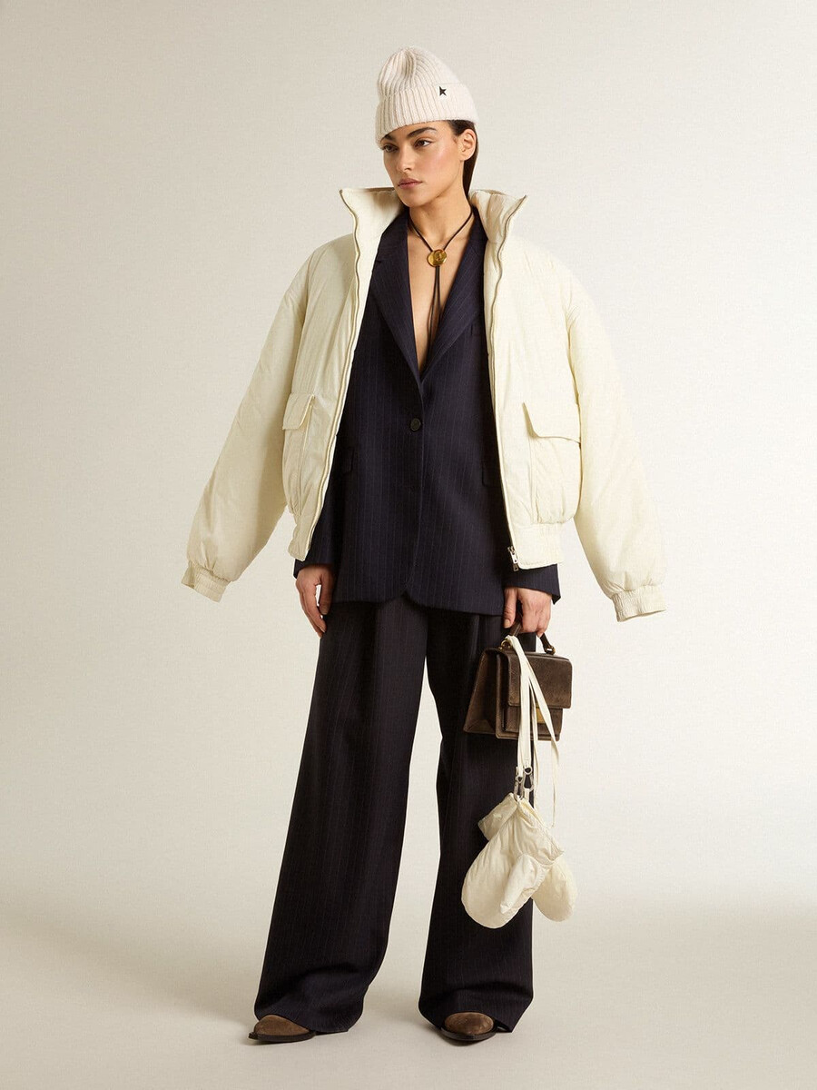 blazer feminino azul-marinho de lã com abotoamento simples.