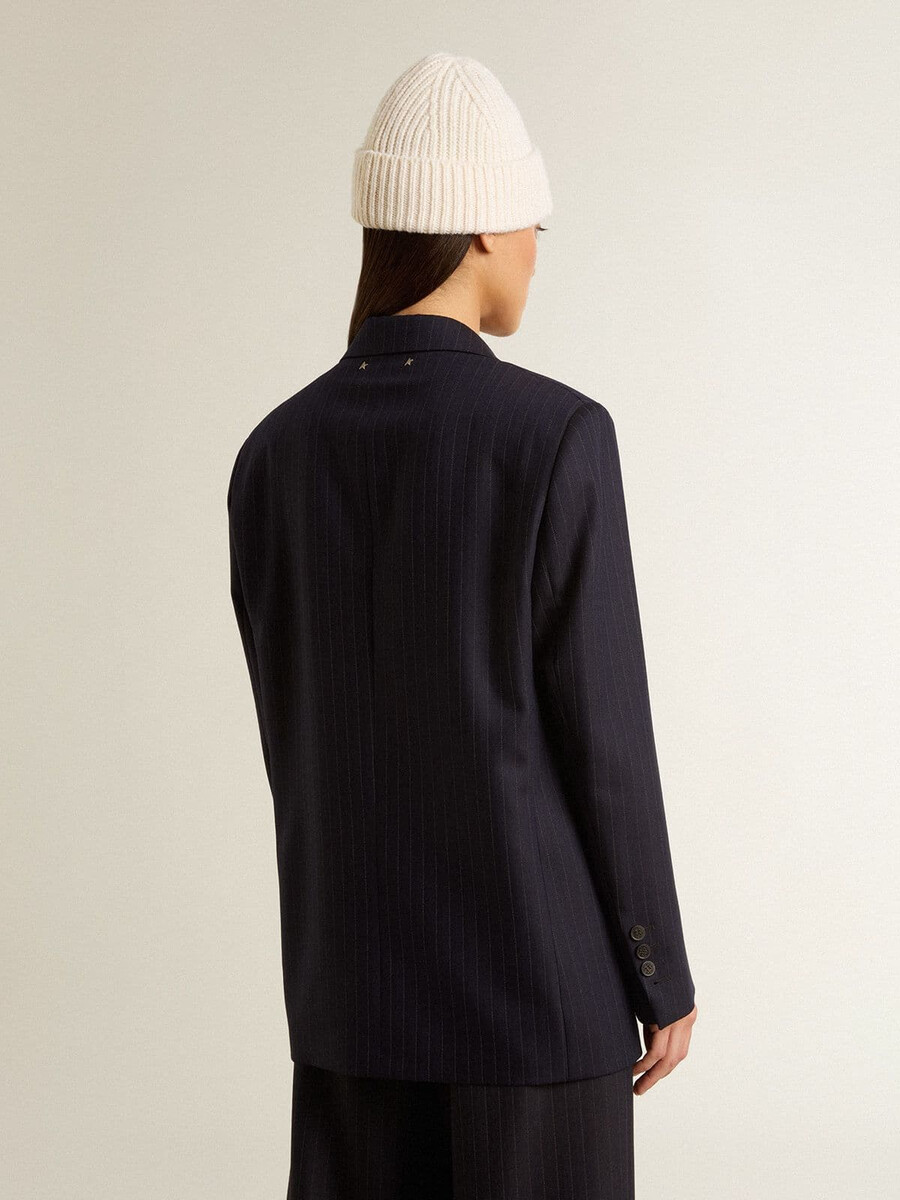 blazer feminino azul-marinho de lã com abotoamento simples.