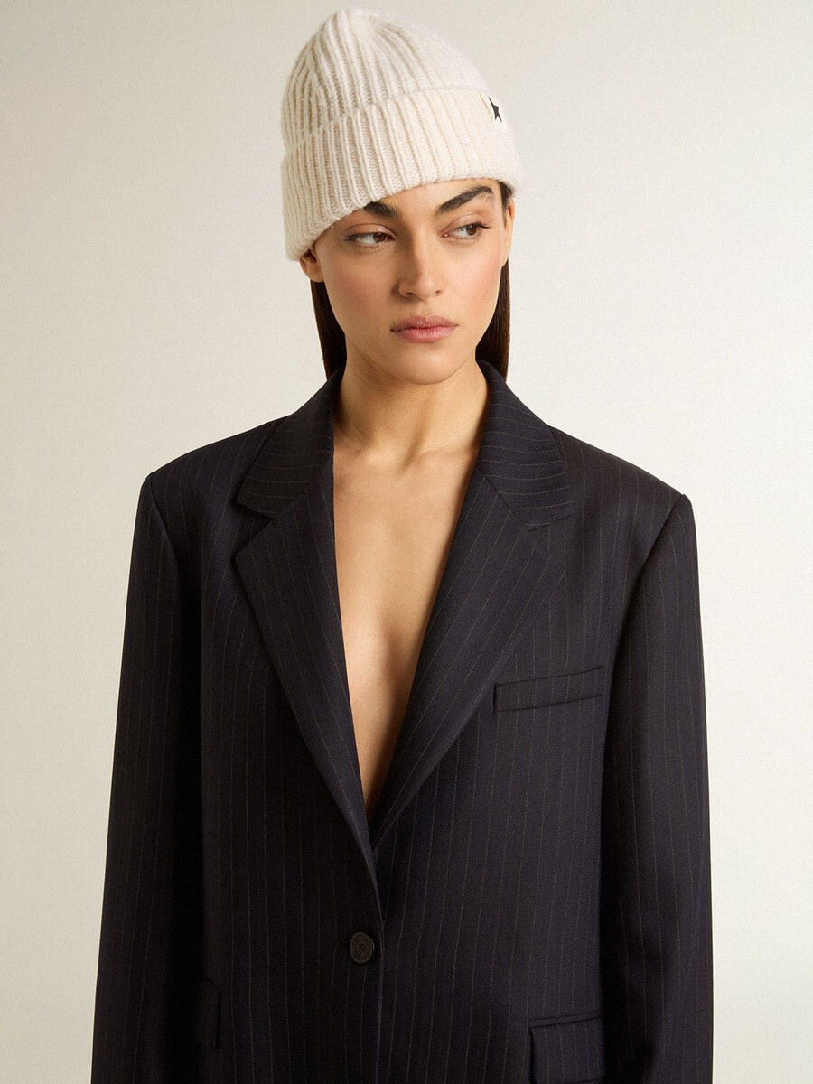 blazer feminino azul-marinho de lã com abotoamento simples.