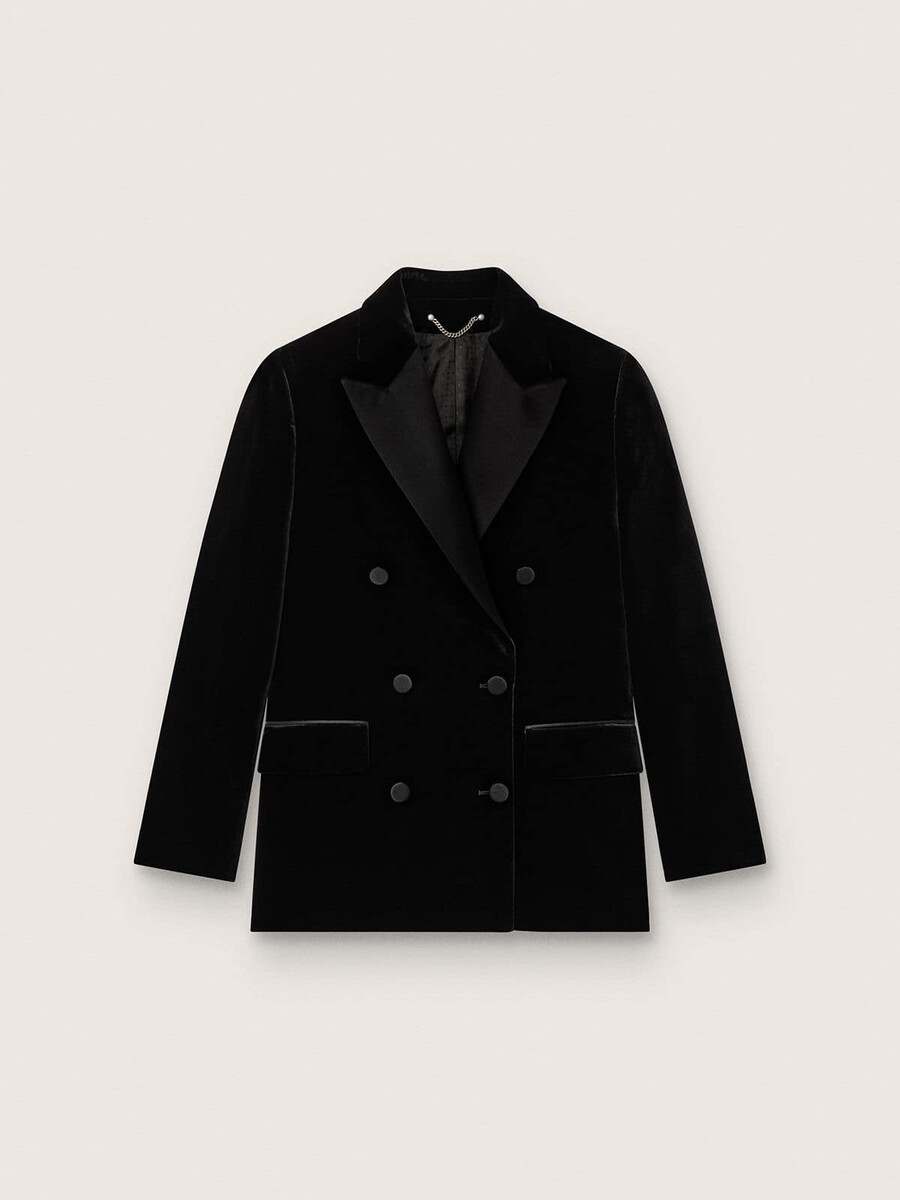 blazer feminino de veludo preto com abotoamento duplo e lapelas de cetim preto.