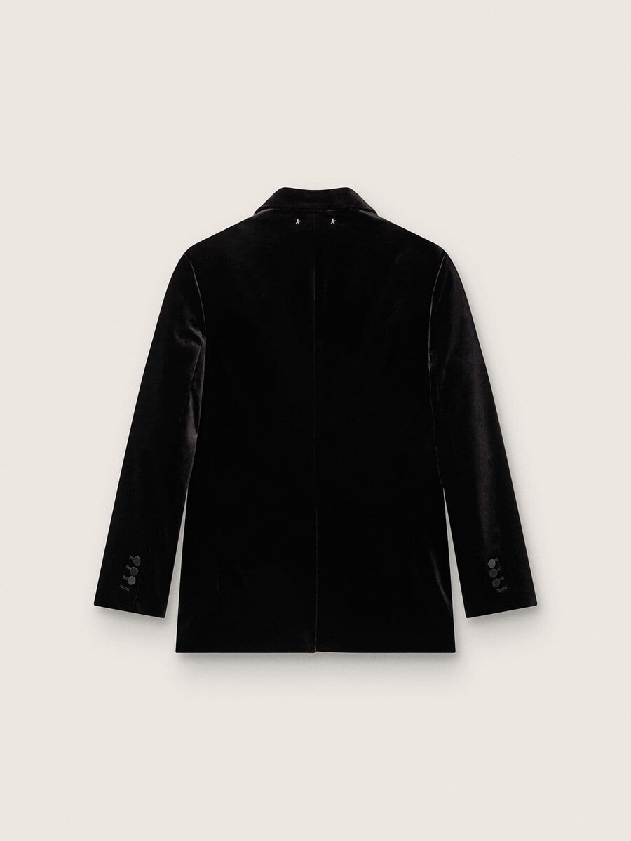 blazer feminino de veludo preto com abotoamento duplo e lapelas de cetim preto.