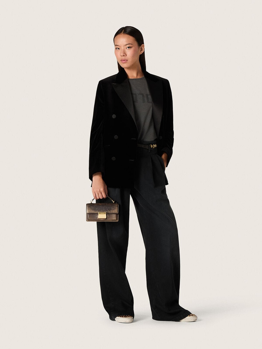 blazer feminino de veludo preto com abotoamento duplo e lapelas de cetim preto.