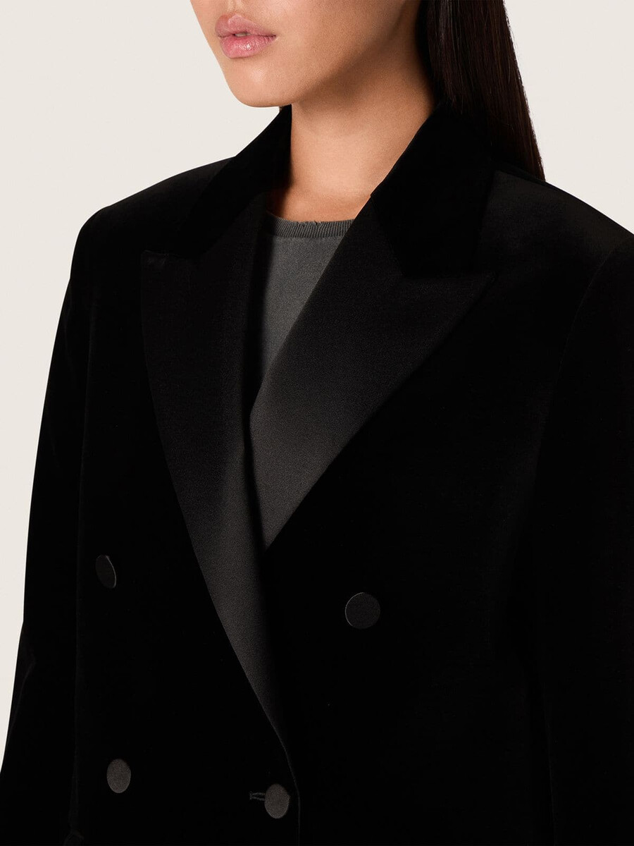 blazer feminino de veludo preto com abotoamento duplo e lapelas de cetim preto.
