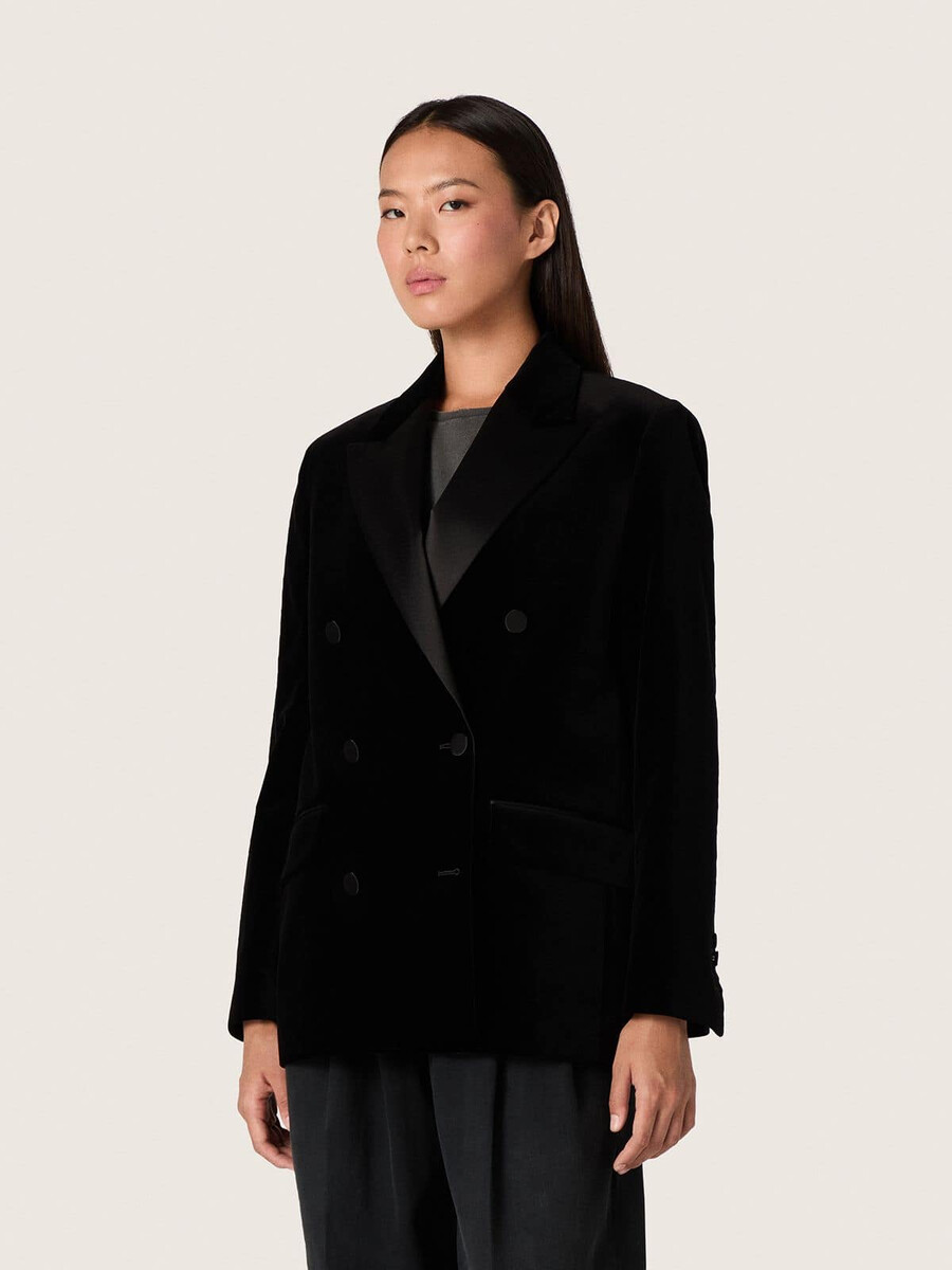 blazer feminino de veludo preto com abotoamento duplo e lapelas de cetim preto.