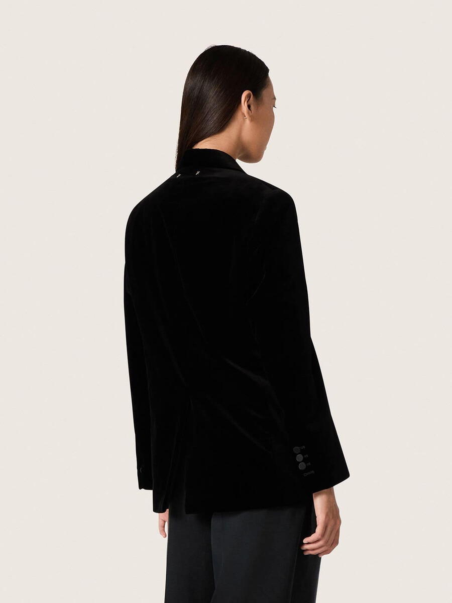 blazer feminino de veludo preto com abotoamento duplo e lapelas de cetim preto.