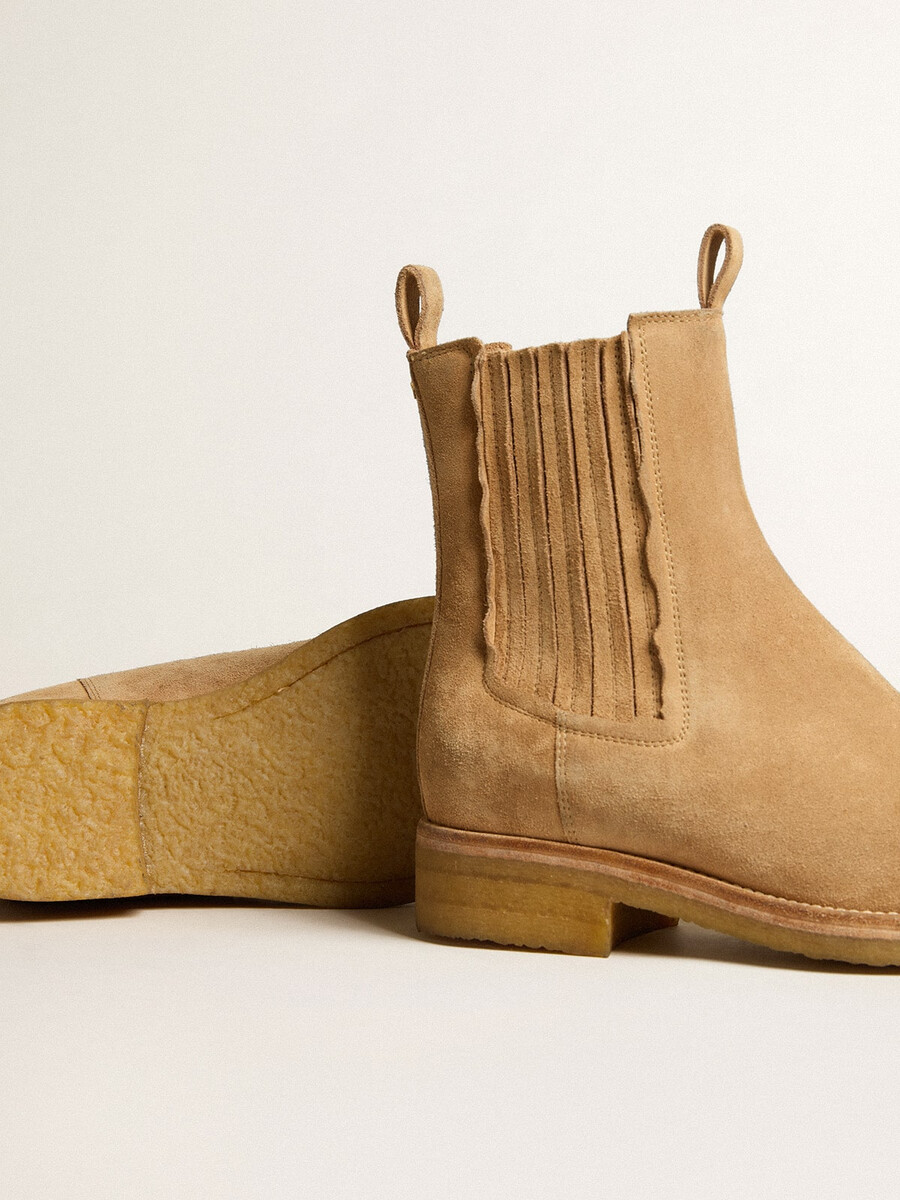 botas chelsea em camurça cor tabaco