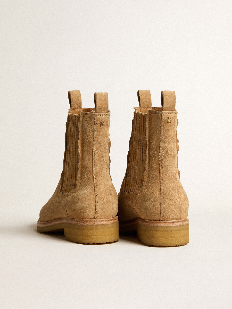 botas chelsea em camurça cor tabaco