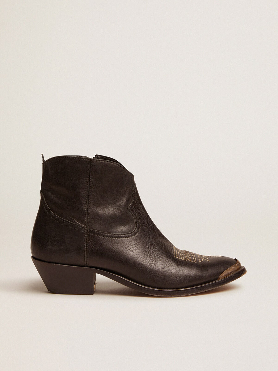 botas de cano curto estilo jovem em couro preto com bordado cor areia