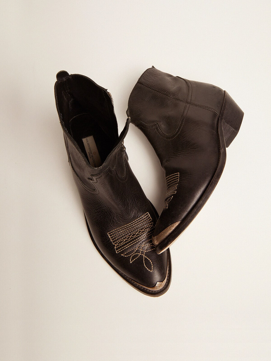 botas de cano curto estilo jovem em couro preto com bordado cor areia
