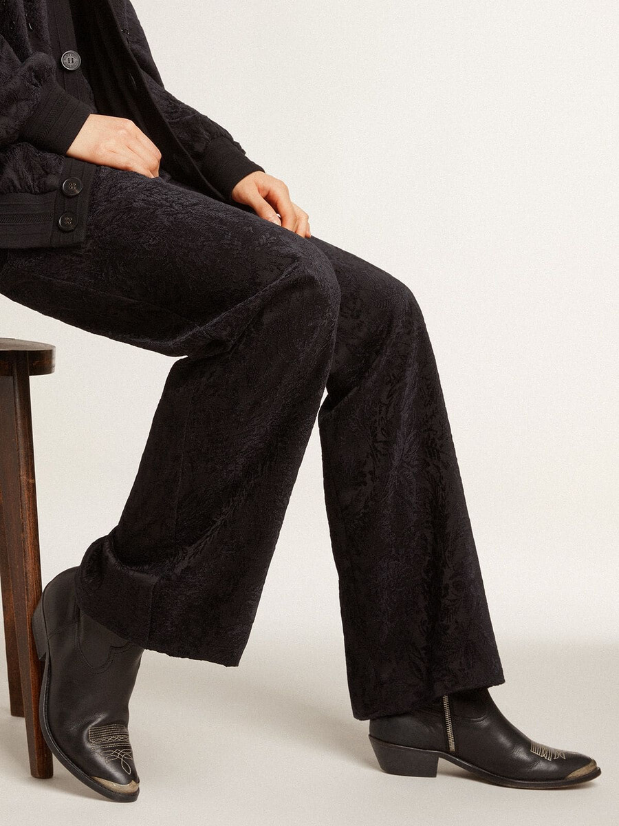 botas de cano curto estilo jovem em couro preto com bordado cor areia