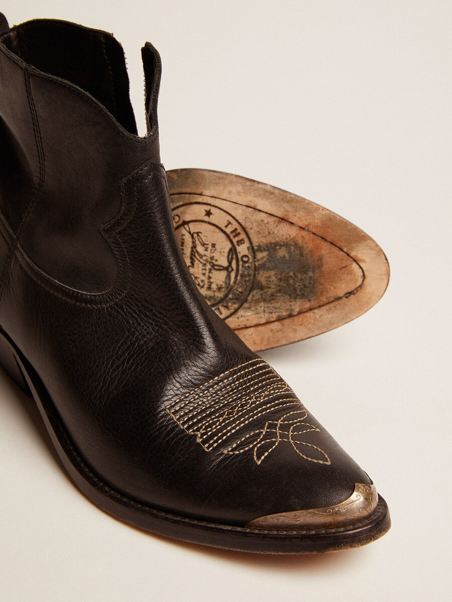 botas de cano curto estilo jovem em couro preto com bordado cor areia