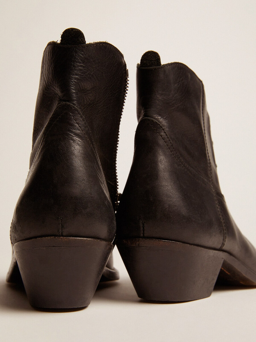botas de cano curto estilo jovem em couro preto com bordado cor areia