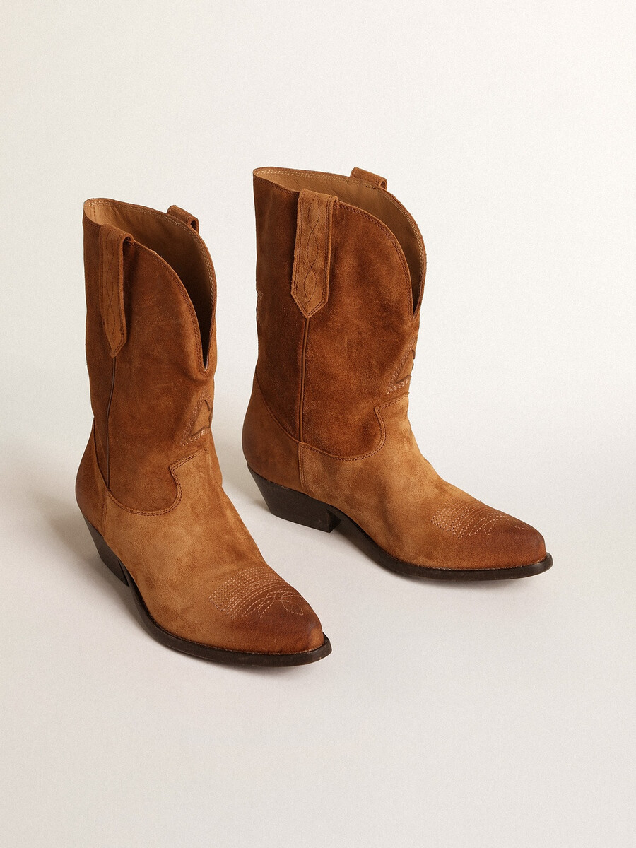 botas low wish star em camurça cor conhaque com estrela incrustada