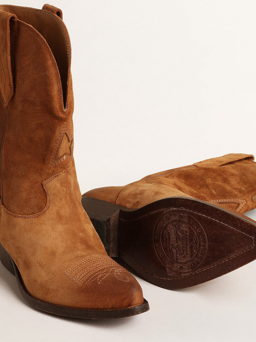botas low wish star em camurça cor conhaque com estrela incrustada