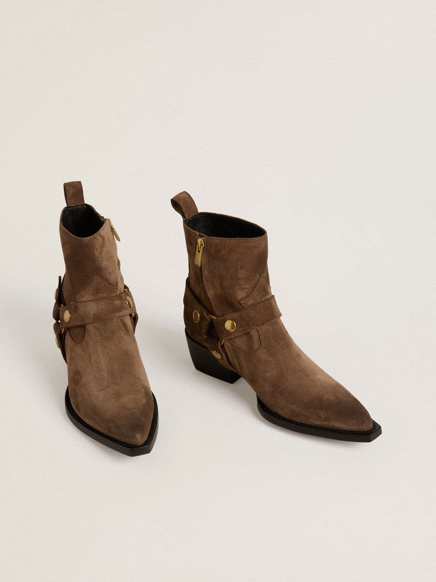 botas low debbie em camurça cinza-pombo com fivela removível.