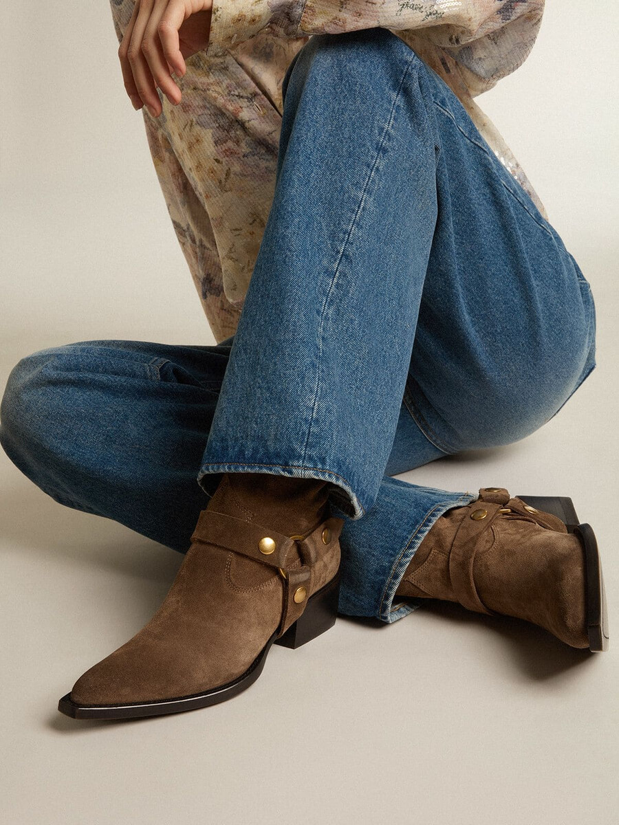 botas low debbie em camurça cinza-pombo com fivela removível.