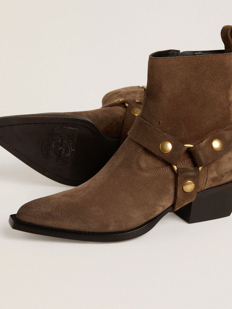 botas low debbie em camurça cinza-pombo com fivela removível.