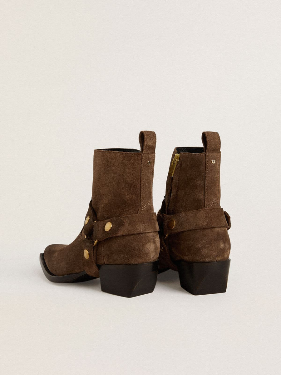 botas low debbie em camurça cinza-pombo com fivela removível.