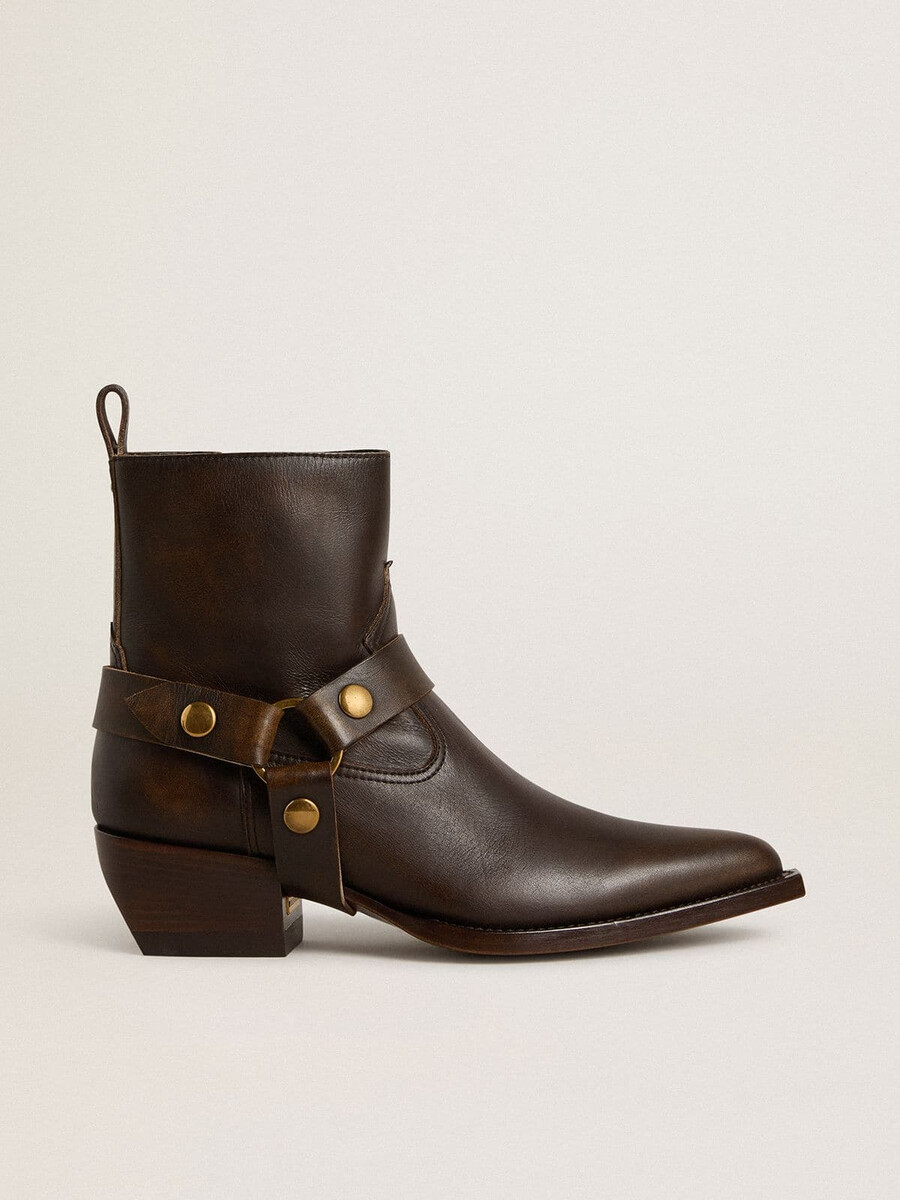 botas low debbie em couro marrom escuro com fivela removível.