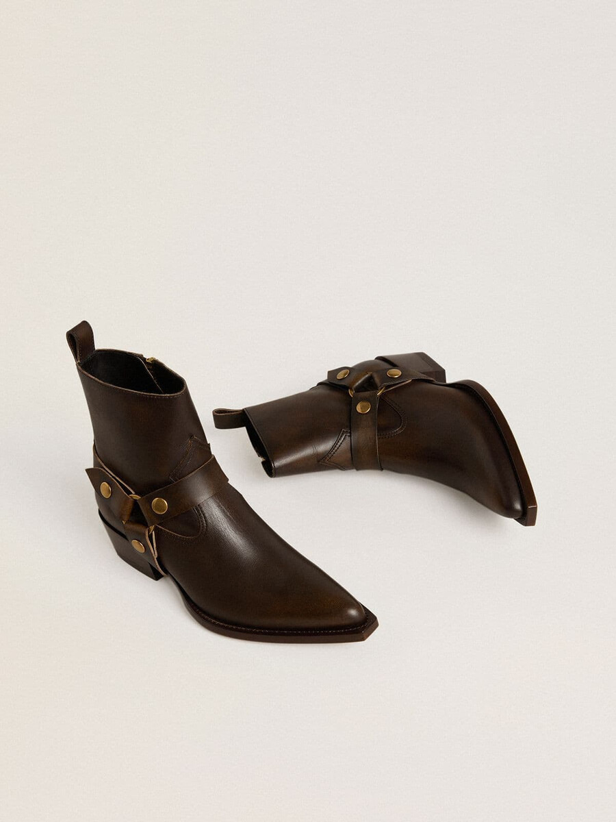 botas low debbie em couro marrom escuro com fivela removível.