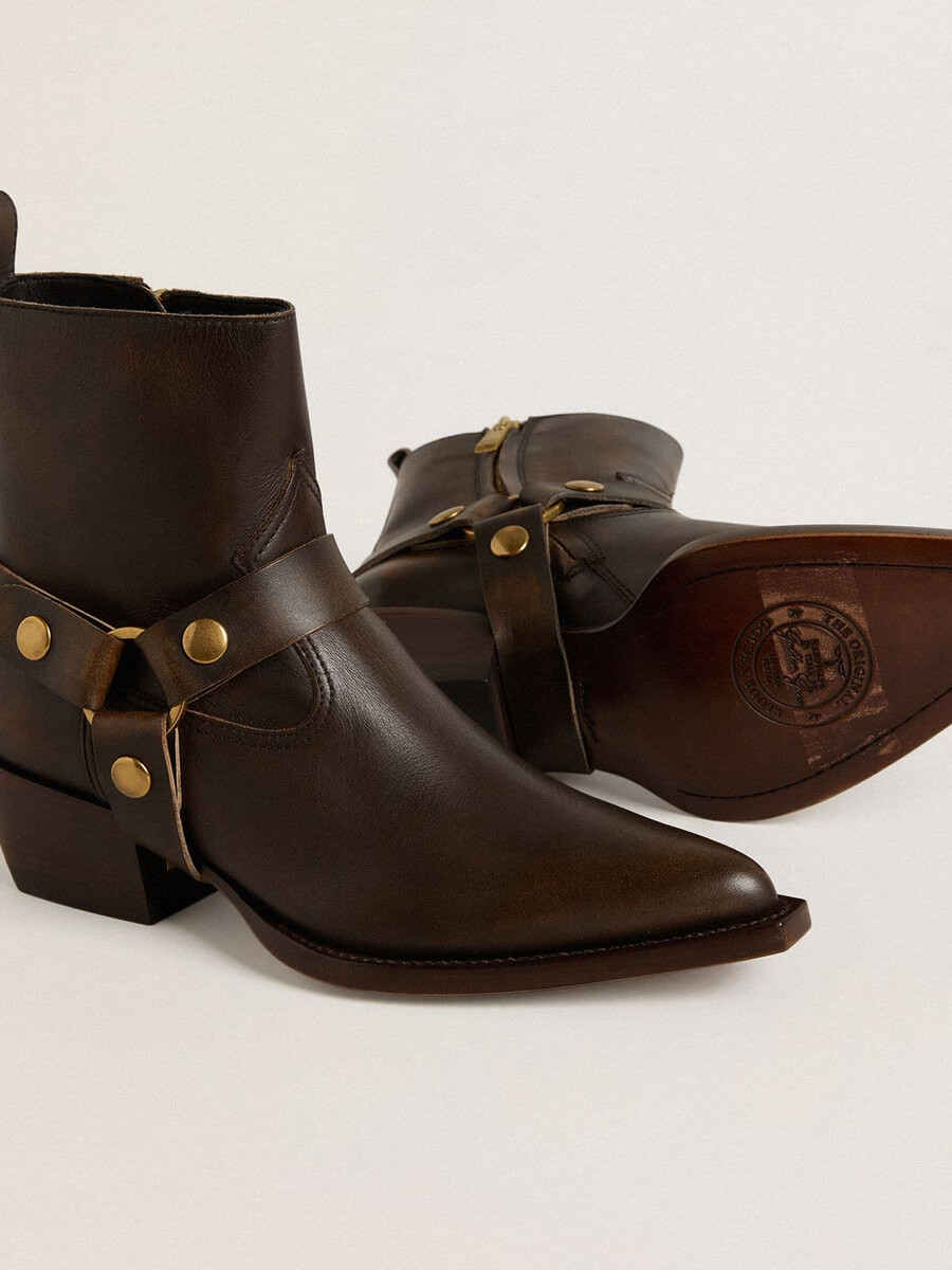 botas low debbie em couro marrom escuro com fivela removível.