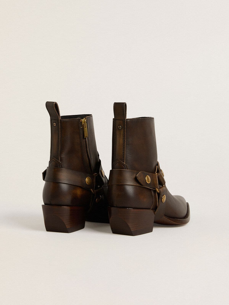 botas low debbie em couro marrom escuro com fivela removível.