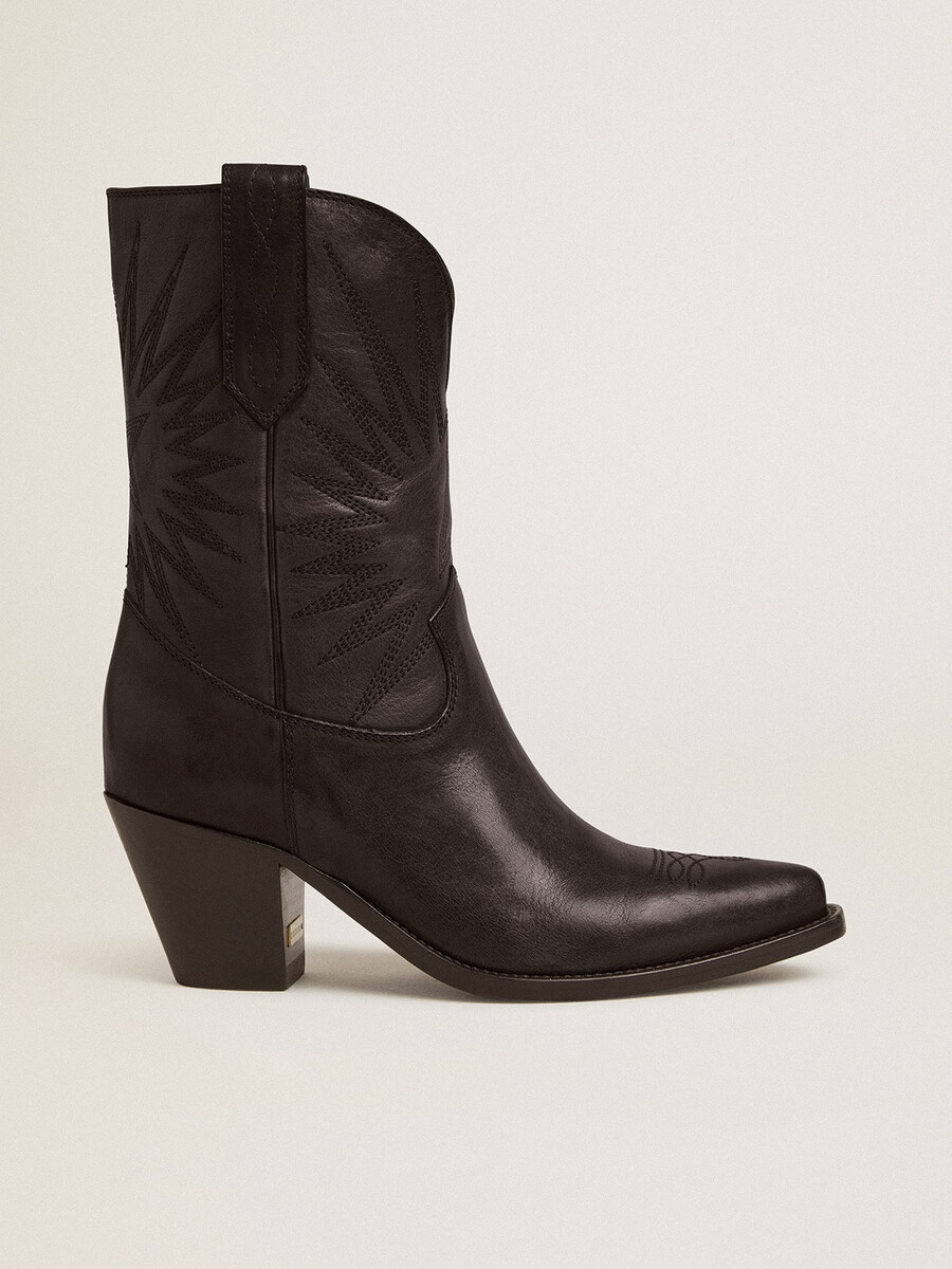 botas low wish star em couro preto com estrela incrustada em tom sobre tom