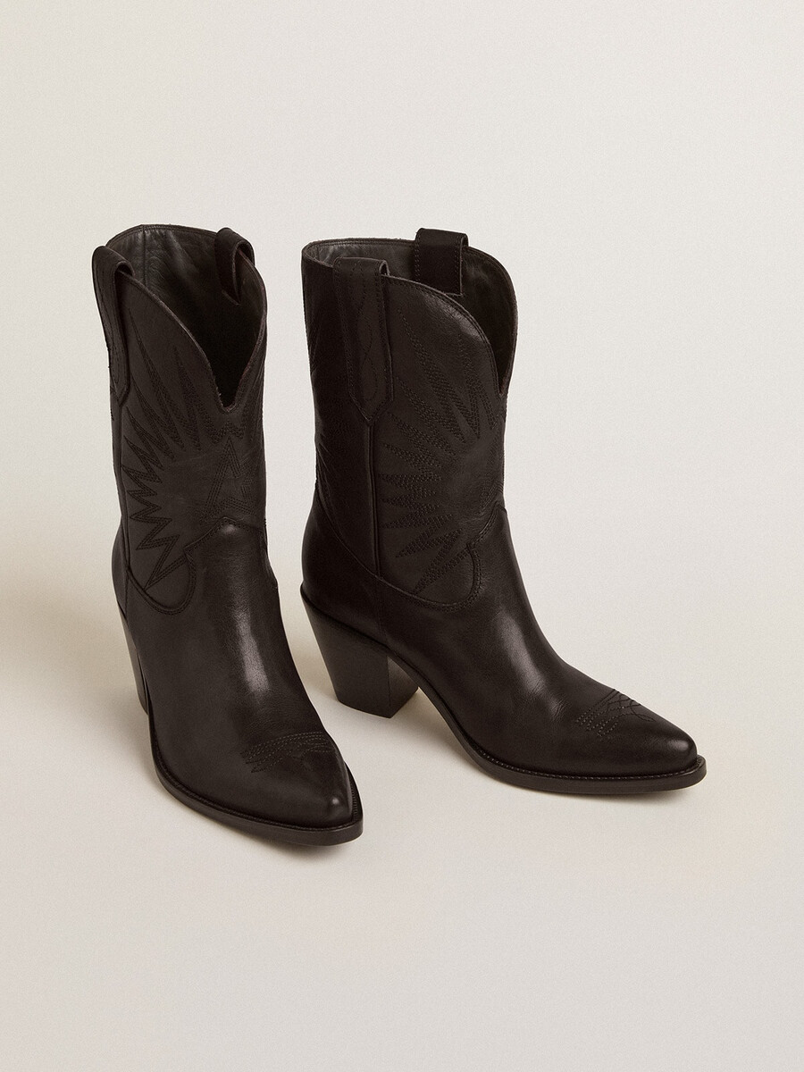 botas low wish star em couro preto com estrela incrustada em tom sobre tom