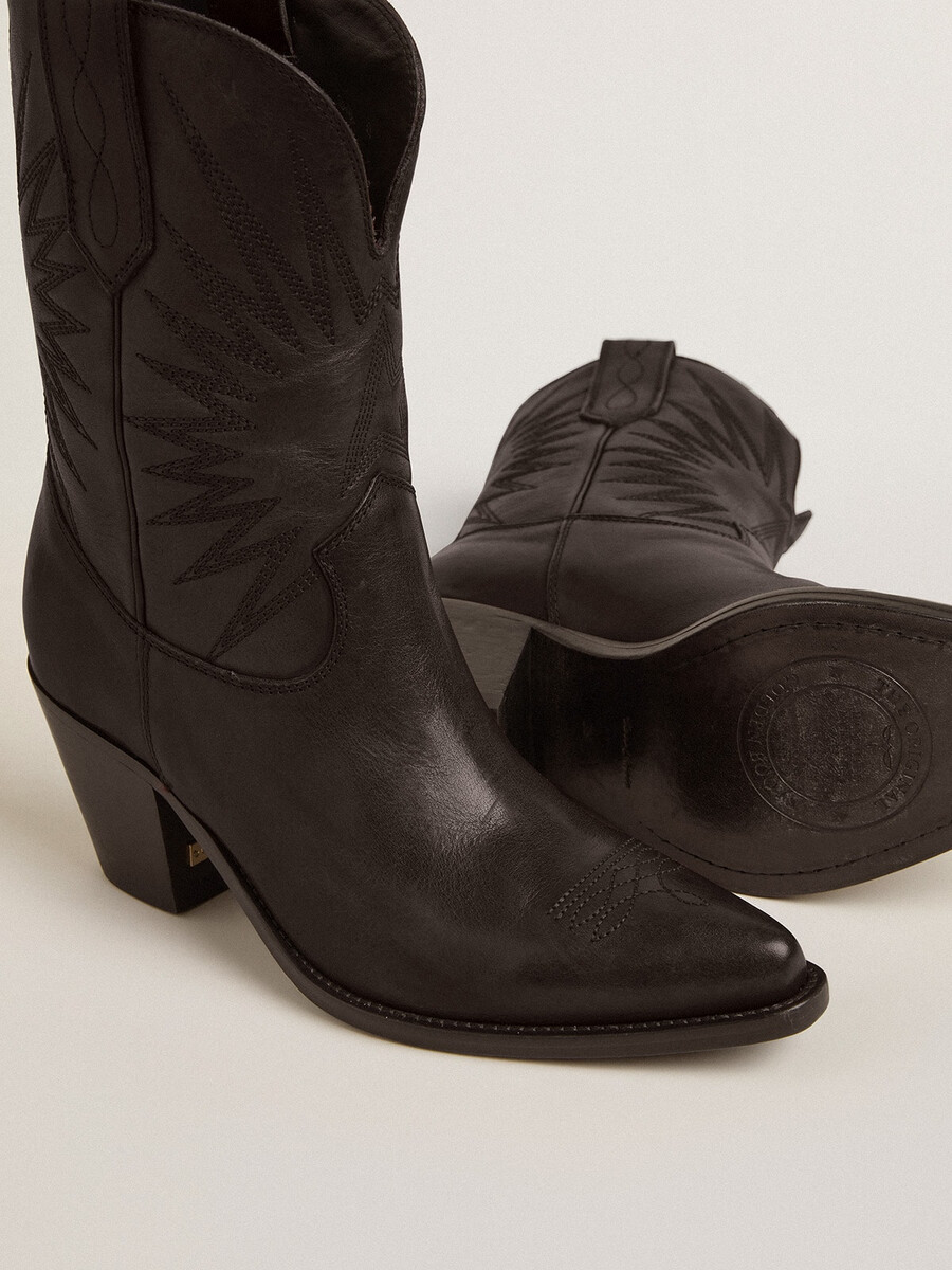 botas low wish star em couro preto com estrela incrustada em tom sobre tom